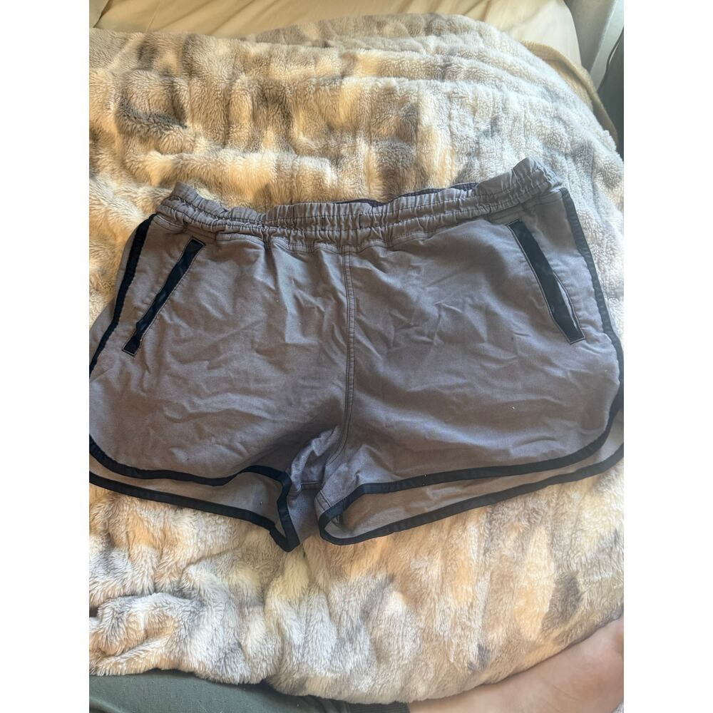 Lululemon Varsity Shorts S/M Gray Zip Pockets Gym Shortie Neutral Sport Athletic